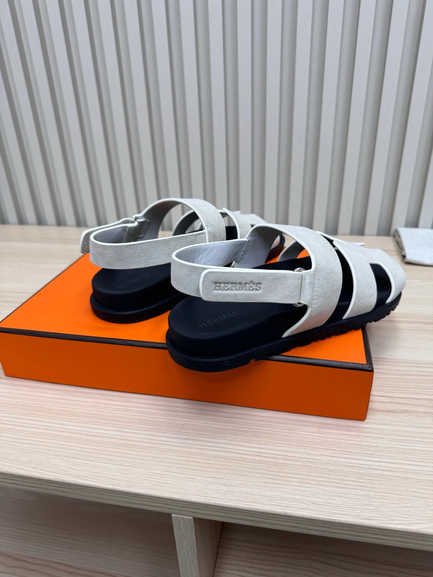 👟👟Ex-factory price 502👟👟Hermes🐎The extremely popular couple’s second uncle slippers/golden sandals and slippers, paired with various colorful socks, are so trendy!  ———————— Upper: imported cowhide/sheep leather/cloth/palmprint leather lining: imported cowhide/sheepskin outsole: Tpu non-slip and wear-resistant outsole Female size: 35-42 (40.41.42 non-returnable and non-exchangeable) Male code: 39-45 (45 non-returnable and non-exchangeable)